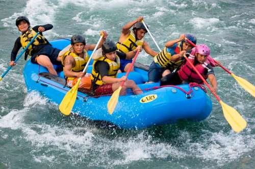 bajando por los rapidos en el rio Mayo Tarapoto Rafting