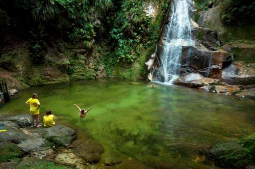 Bañandose en las Cataratas de Ahuashiyacu