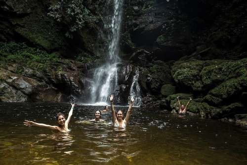 Bañandose en las cataratas de Huacamaillo