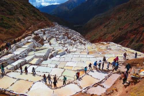 caminando en Grupo en las Salineras de Cusco