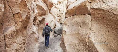 caminando hacia los famosos petroglifos del sillar