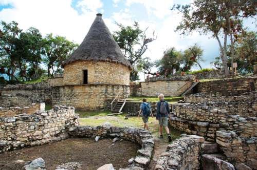 caminata dentro la Fortaleza de Kuelap 