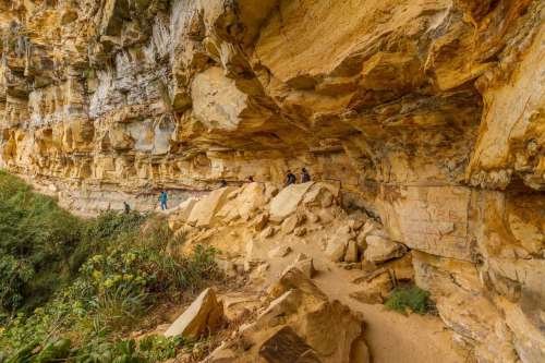 Caminata hacia los sarcófagos de Karajia 