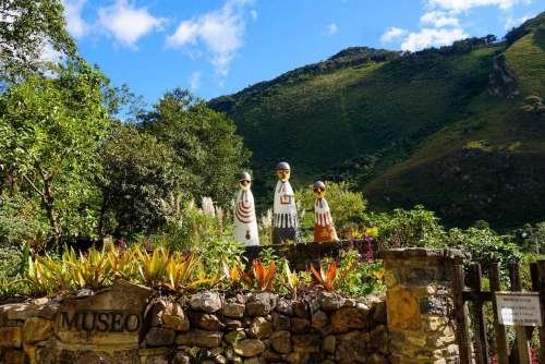 Hermoso paisaje de la caminata hacia las tumbas de Revash