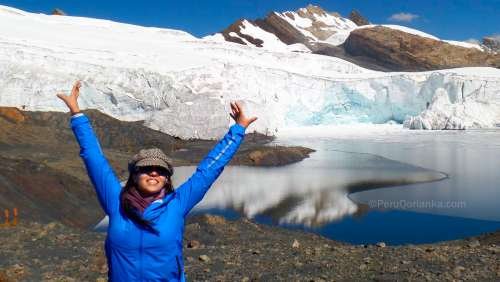 Posando para la foto en el glaciar Pastoruri en Huaraz