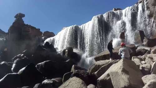 Posando para la foto en las Cataratas de Pillones