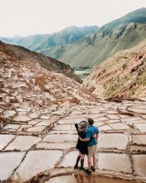 posando para una foto en las salineras de cusco