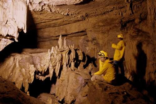 Recorriendo las hermosas cuevas de Palestina