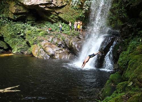 saltando a la catarata de Huacamaillo
