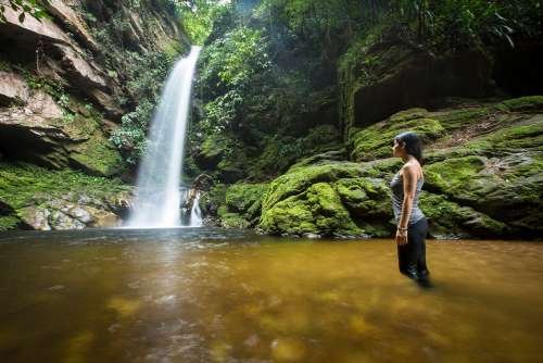 toma de la catarata de Huacamaillo en Tarapoto